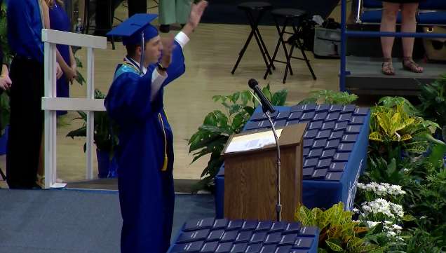 Valedictorian Leads Graduates in Lord’s Prayer After District Removes Song Over Atheist Complaint