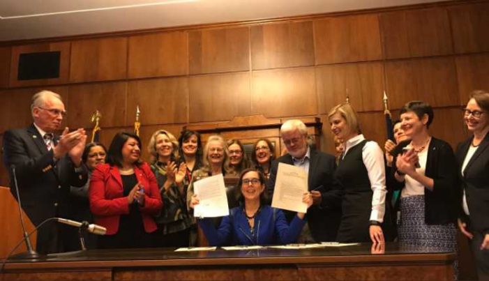 Governor of Oregon Holds Ceremony to Celebrate Law Making Abortion Free in State