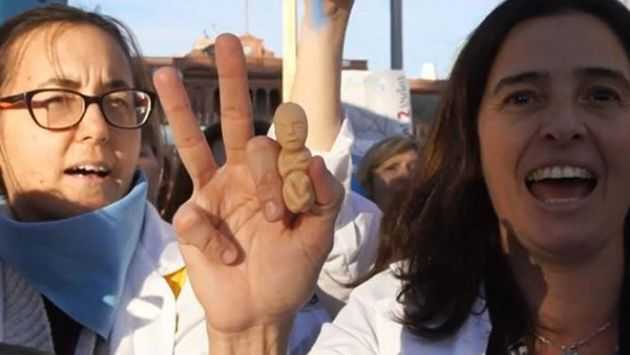 Argentinian Doctors Take to Street in Opposition of Abortion Bill: ‘I’m a Doctor, Not a Murderer’