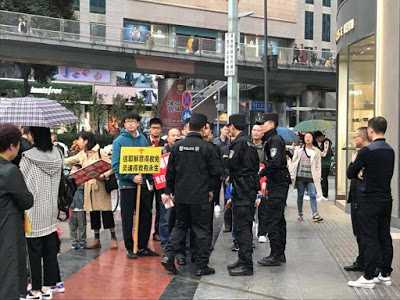 More Than 20 Chinese Christians Detained for Street Evangelism