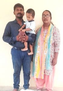 Pastor R. Kirubendran, esposa Manju Tiruvendram e hija de 18 meses.  (Noticias de la estrella de la mañana)