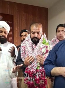 Mirpur Khas Deputy Inspector General Javed Jiskani receiving garland from Islamist leaders in Pakistan. (Screenshot of video posted on Jiskani’s Tik Tok account)