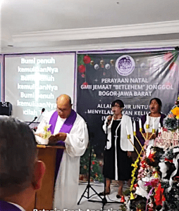 Pastor Irianto Budy leading GMII Bethlehem church service in Sukasirna village, Jonggol District, West Java Province, Indonesia. (Screenshot from Facebook)